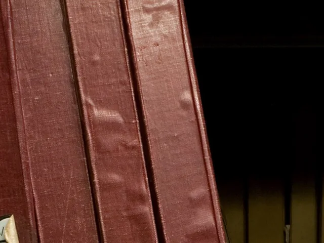 Iratok és dokumentumok közeli képe irattári polcon, gondos tárolásban